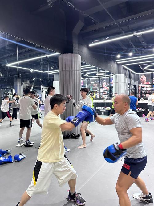 华体会体育app专题报道:探讨国际拳击比赛中选手力量、技巧及体能恢复的科学训练与管理方法