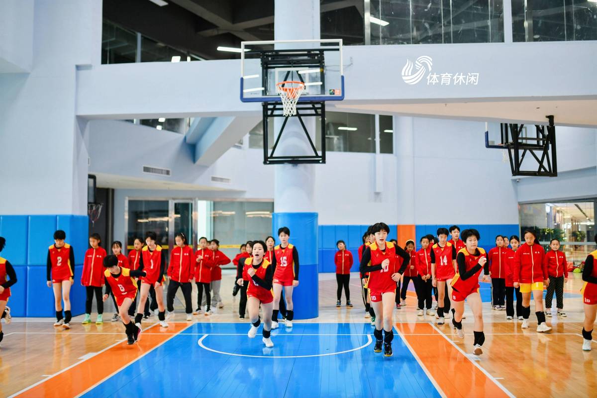 华体会体育app专题:深度剖析篮球联赛中明星球员如何通过科学训练、心理调适及团队支持实现突破